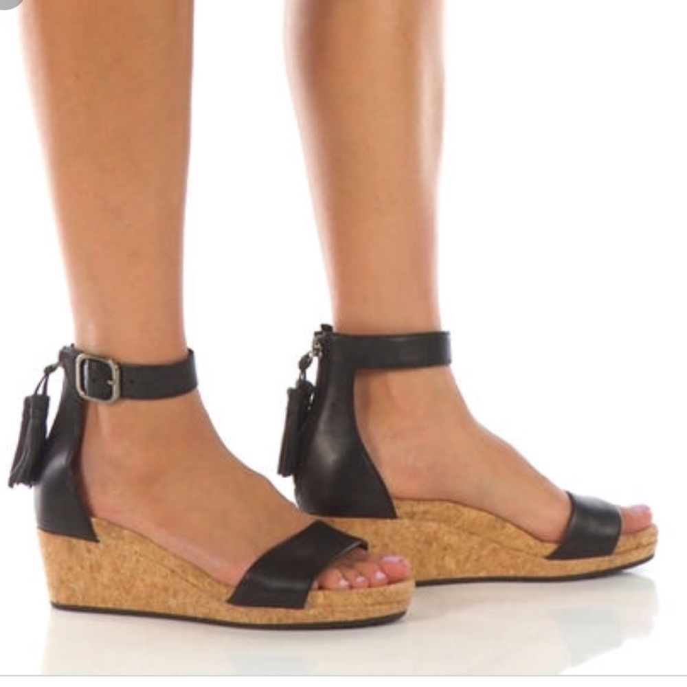 Ugg Zoe Wedge Ankle Strap Black Leather Sandals 8